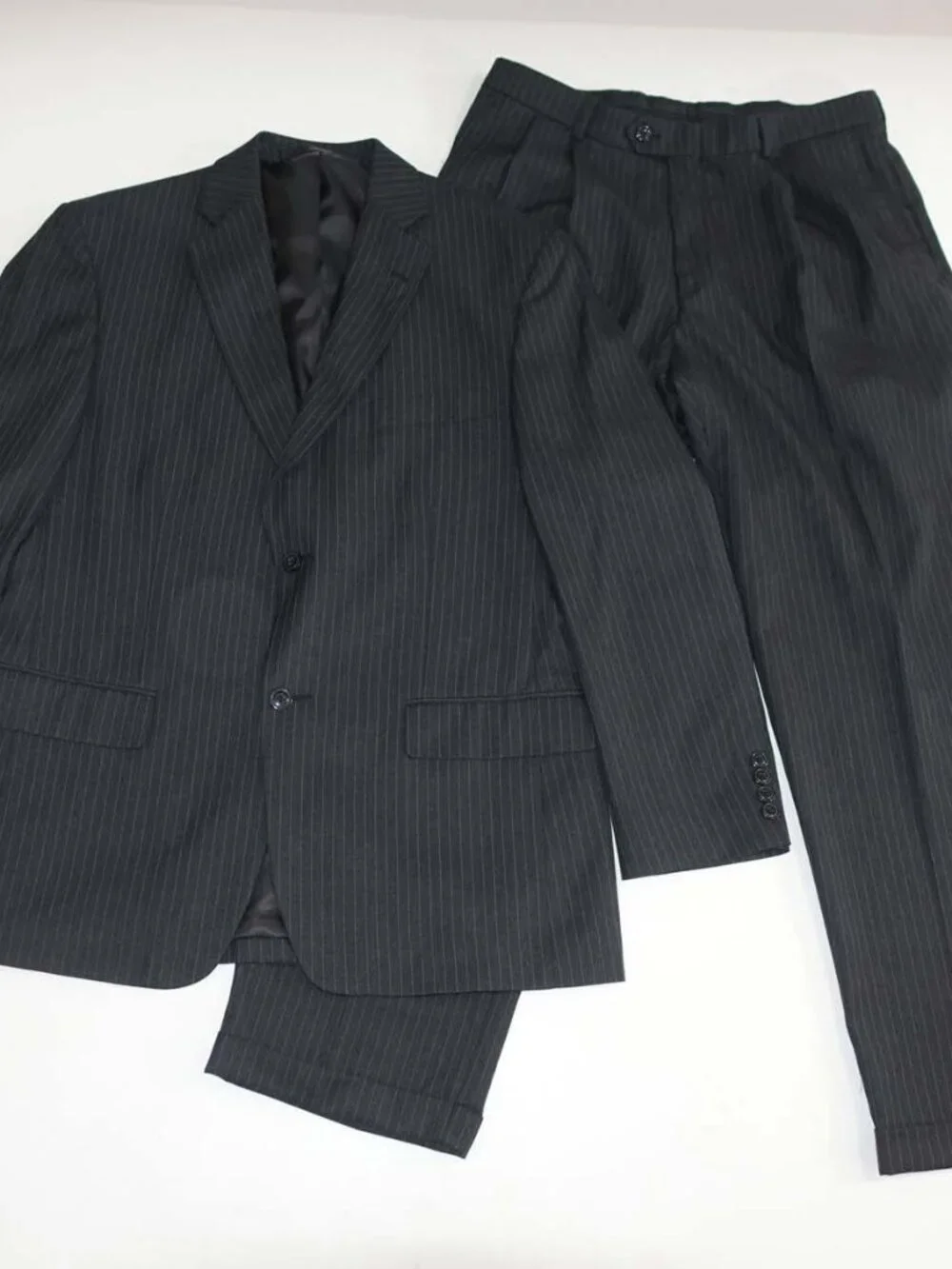 Haggar Men's Pinstripe 2 Button Suit Size 42 Regular 34 x 30 Charcoal Gray 42R